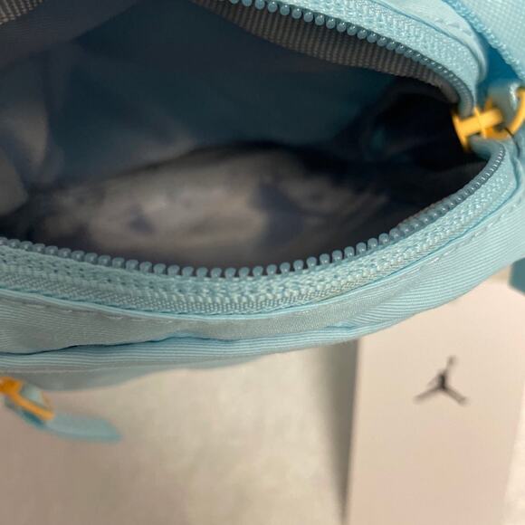 Nike Air Jordan Over the Shoulder Crossbody Bag - Picture 5 of 12